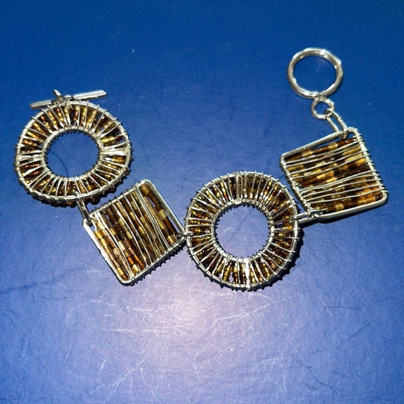 Interesting tortoise colored seed bead wired wrapped woven toggle clasp bracelet - Picture 12 of 12